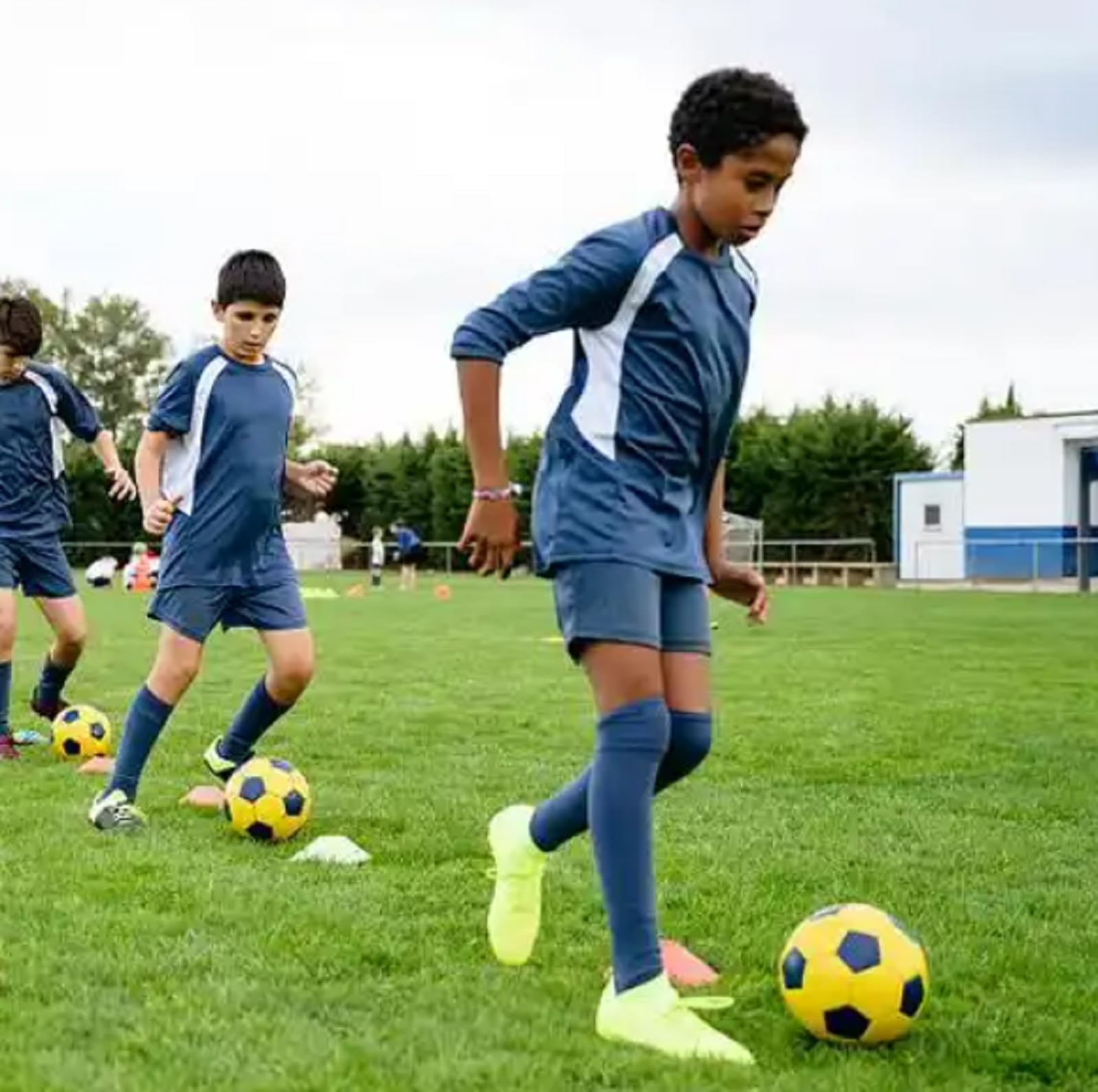 fjberrtsat 6 Pairs Kids Grip Soccer Socks Cushioned Non Slip Grippy Football Athletic Sports Socks for Boys Girls 4/6 (3black3white)