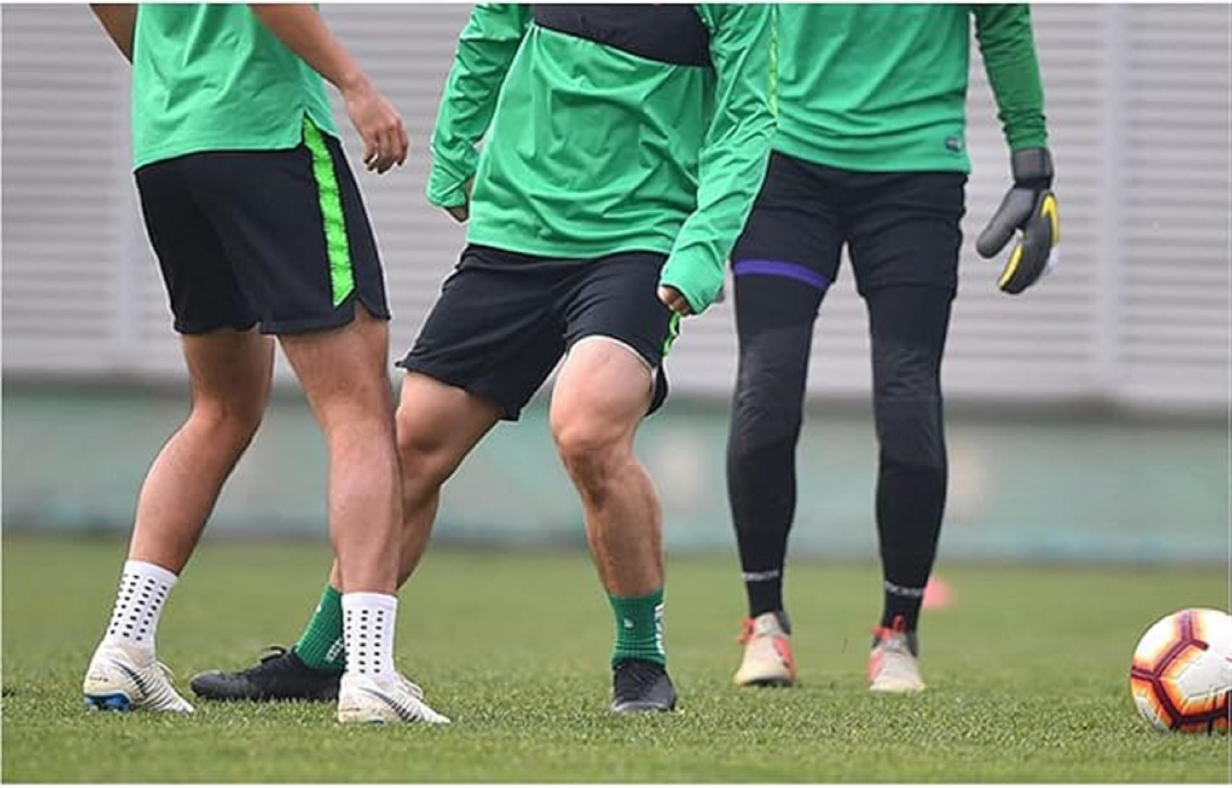 fjberrtsat 6 Pairs Kids Grip Soccer Socks Cushioned Non Slip Grippy Football Athletic Sports Socks for Boys Girls 4/6 (3black3white)